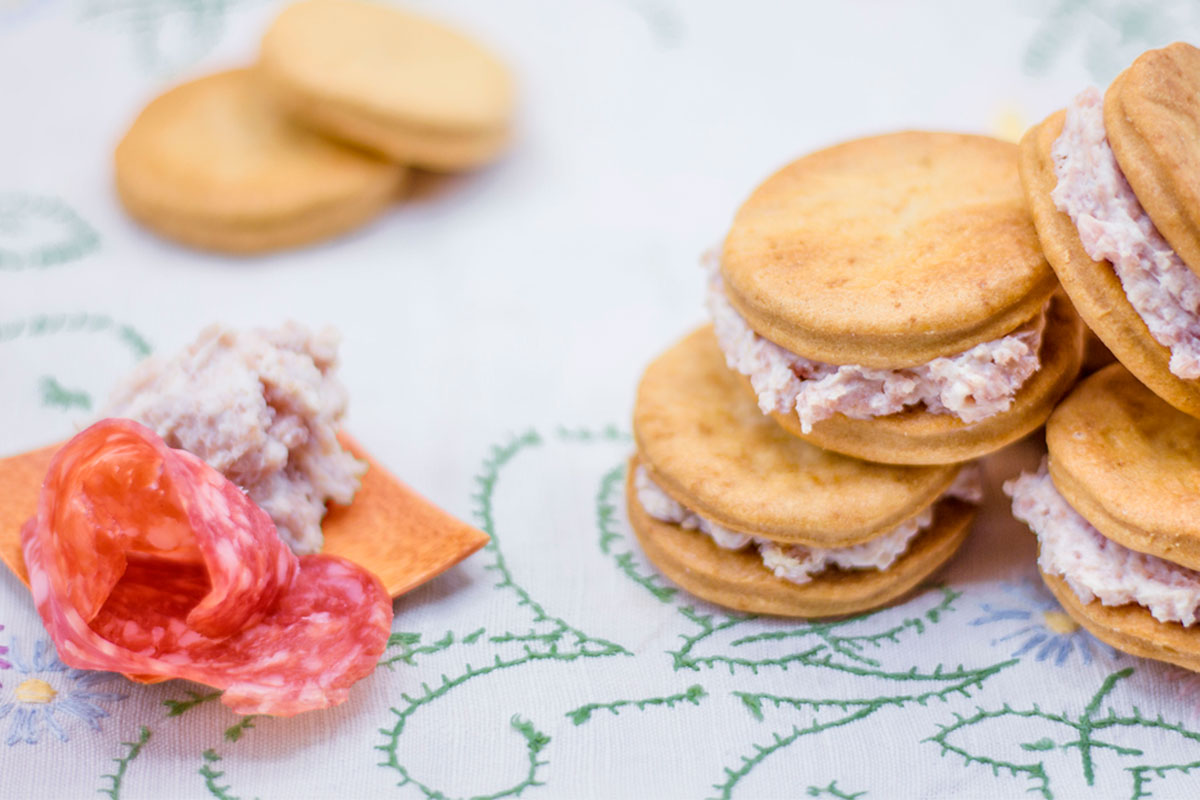 biscotti-salati-con-salame-il-cru